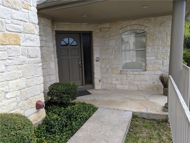 Building Photo - 5511 Oakwood Cove