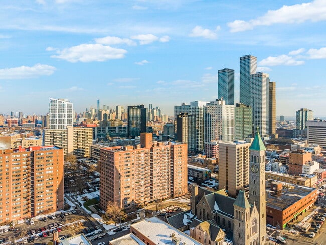 Foto del edificio - 10 Huron Ave