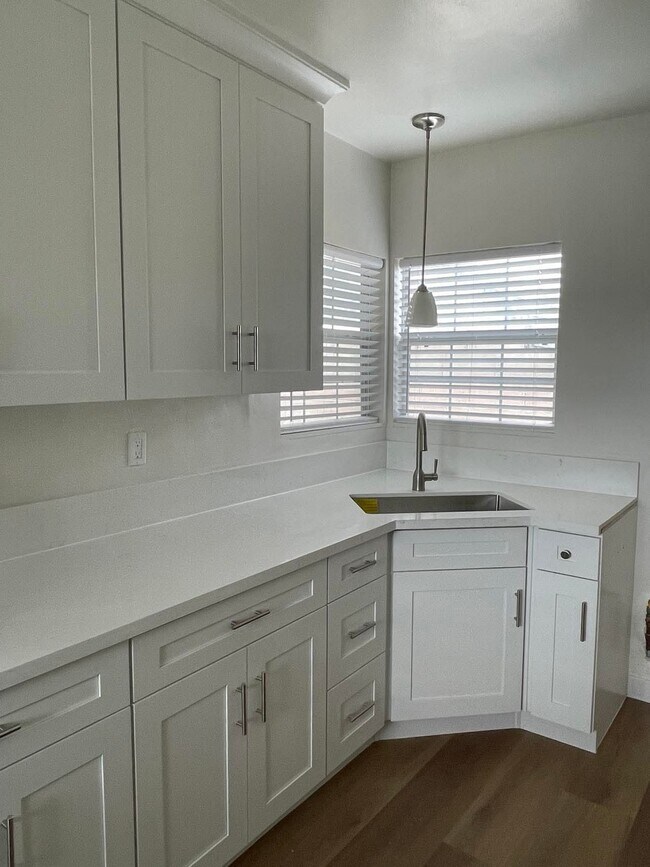 Foto del edificio - 241 E 8th St