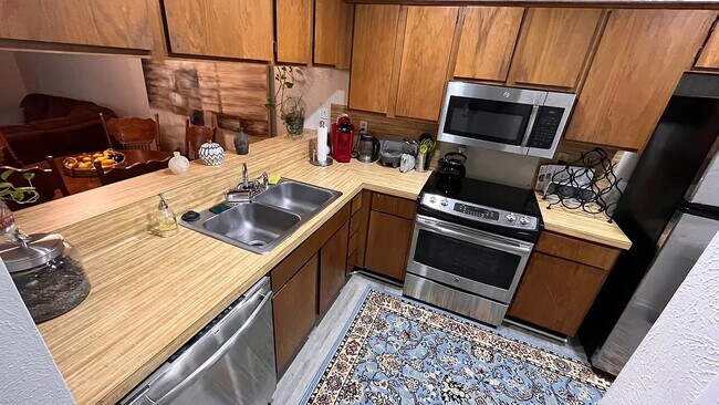 Foto del edificio - Room in Apartment on Indio Dr