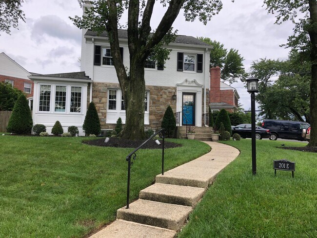 Foto del edificio - 201 E Indian Spring Dr