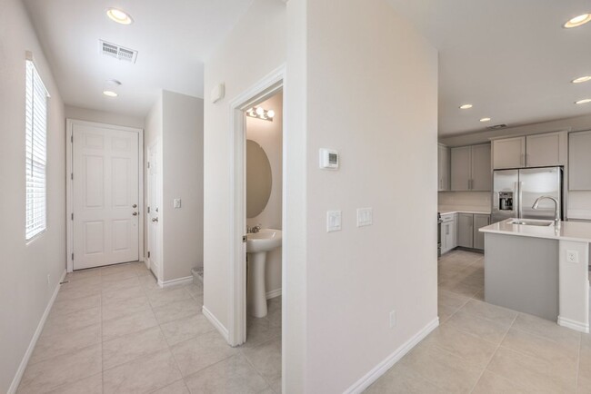 Foto del edificio - Fully Upgraded - 4bedroom & 2.5 bathrooms-