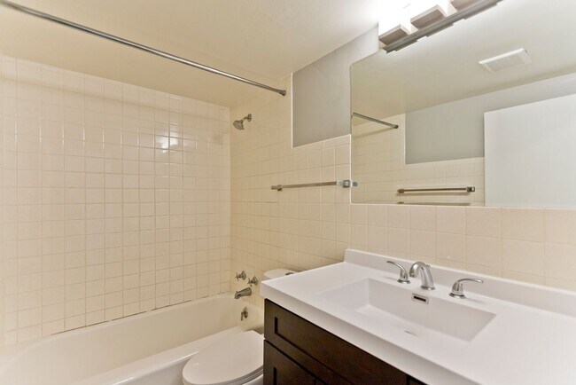 Foto del edificio - Recently Renovated 2 Bedroom Garden Apartm...