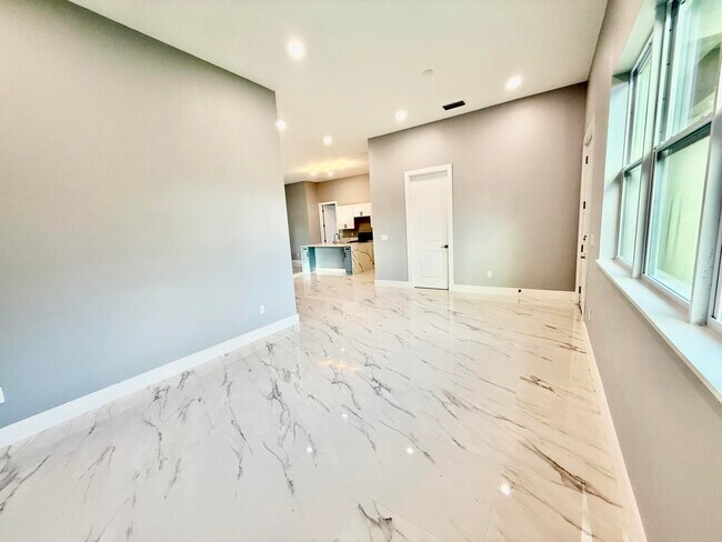 Foto del edificio - 675 NE Moss Rose Pl