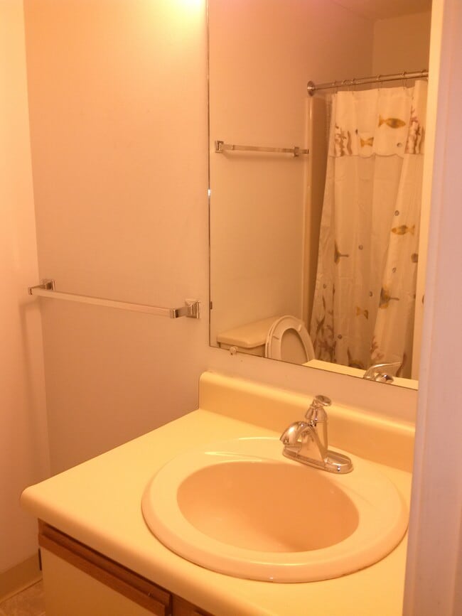 Building Photo - 335 Lilac Ln