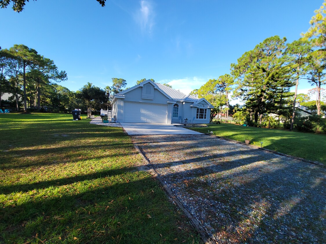 Foto principal - 16896 70th St N