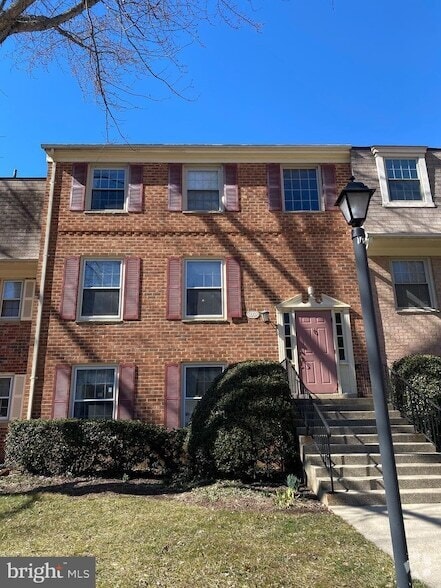 Building Photo - 6008 Westchester Park Dr