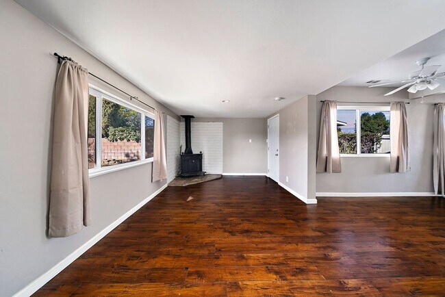 Foto del edificio - 6638 Lilac Ave