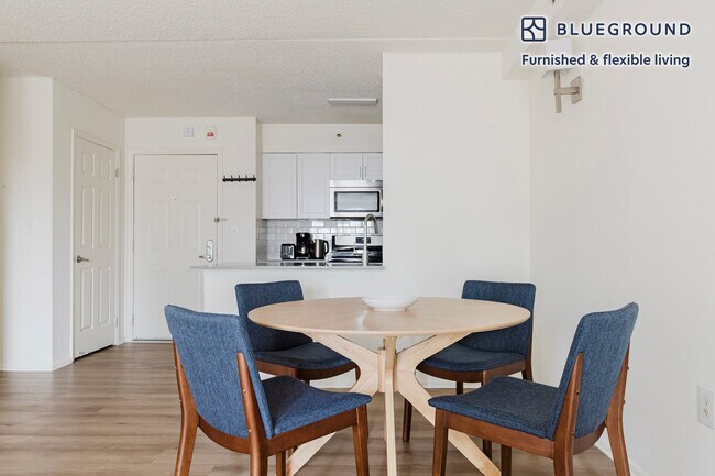 Foto del edificio - 444 Washington Blvd