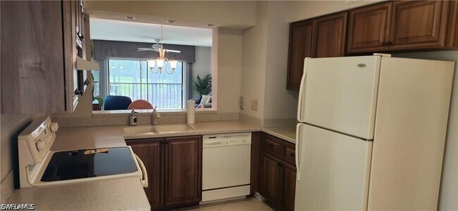 Foto del edificio - 221 Fox Glen Dr