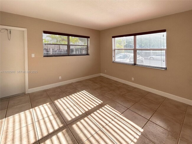 Foto del edificio - 715 NE 6th St