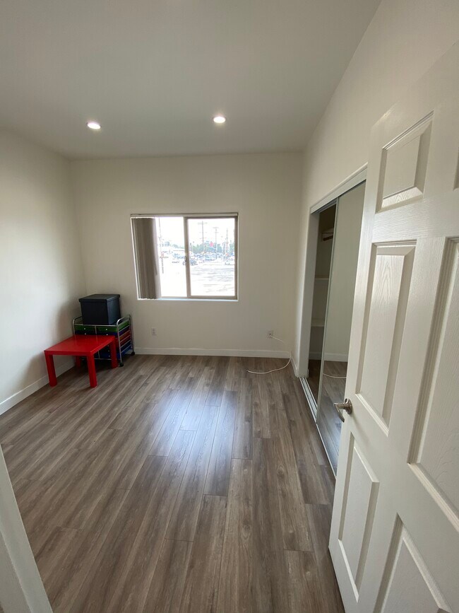 Foto del edificio - 7124 Woodman Ave
