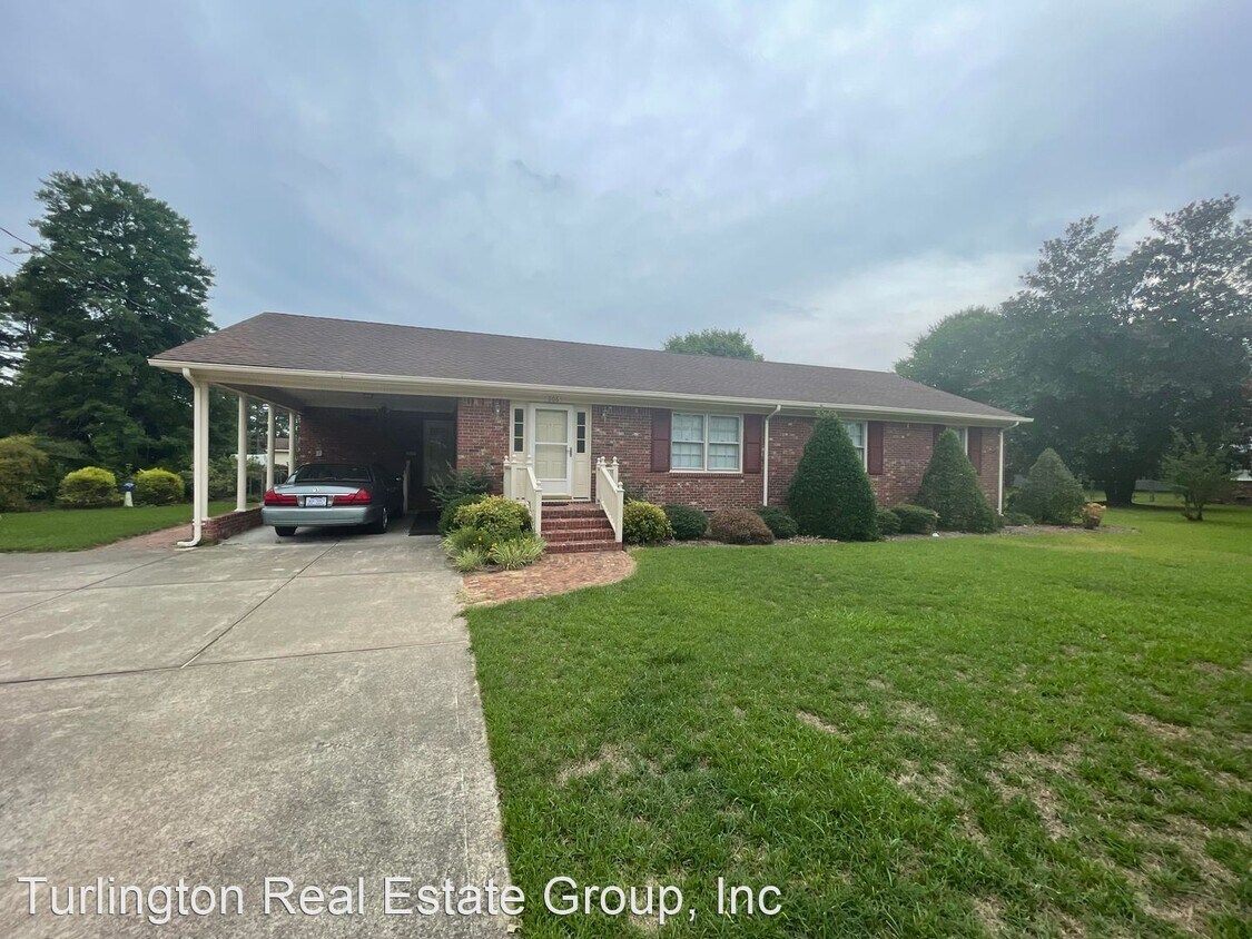 3 br, 2 bath House 606 Davis Ave House Rental in Dunn, NC