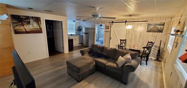 Foto del edificio - 3822 Lake Padgett Dr