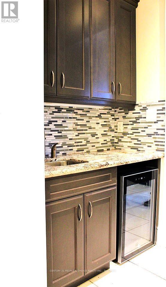 Photo du bâtiment - 1275 Saginaw Crescent