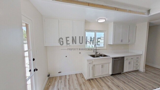 Building Photo - Upgraded 3Bd 2Ba House w/ Sunroom