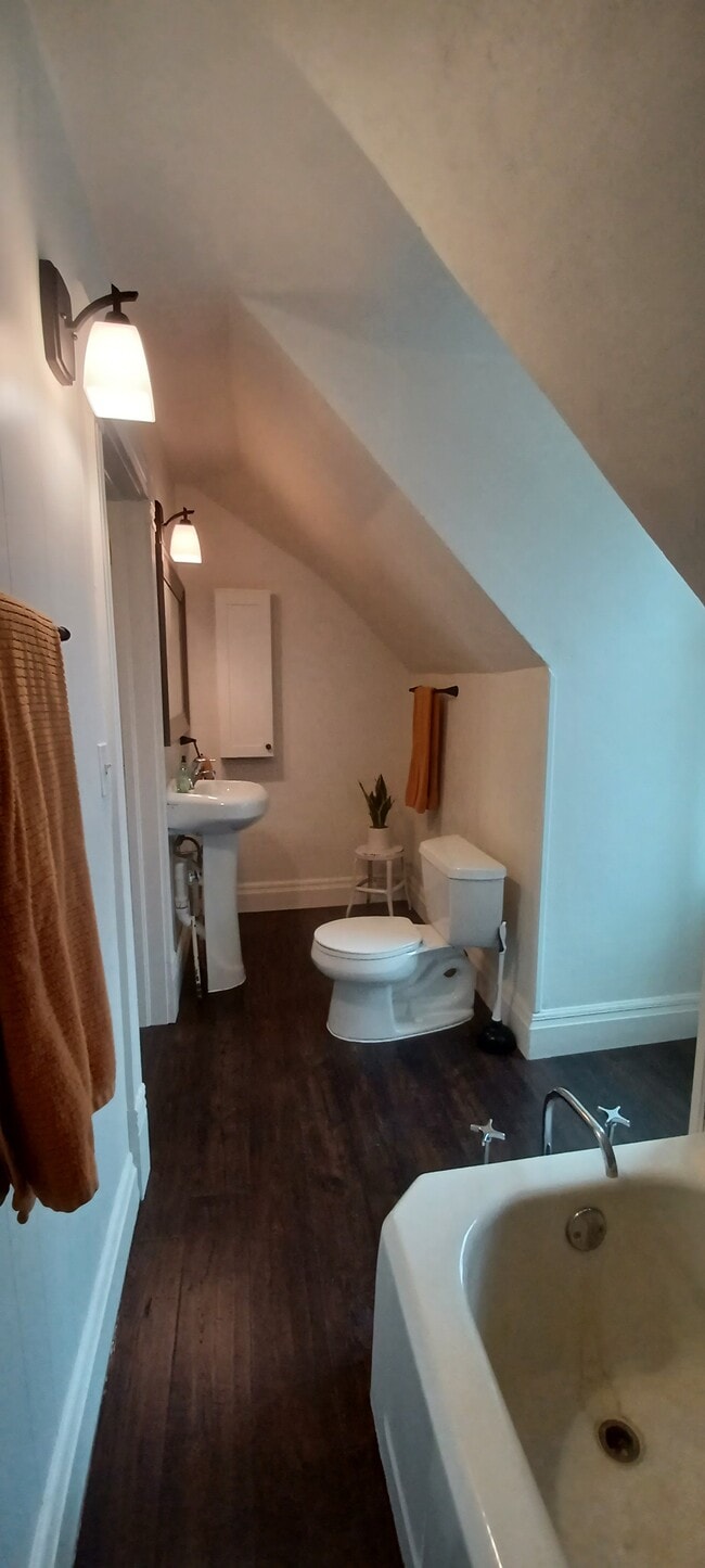 Baño del segundo piso - 42 Maple St N