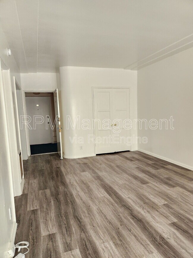 Foto del edificio - 1781 N Orchid Ave