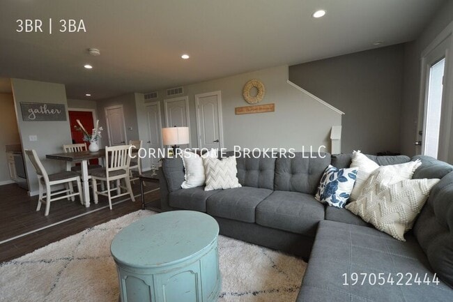 Building Photo - 324 Omnia St