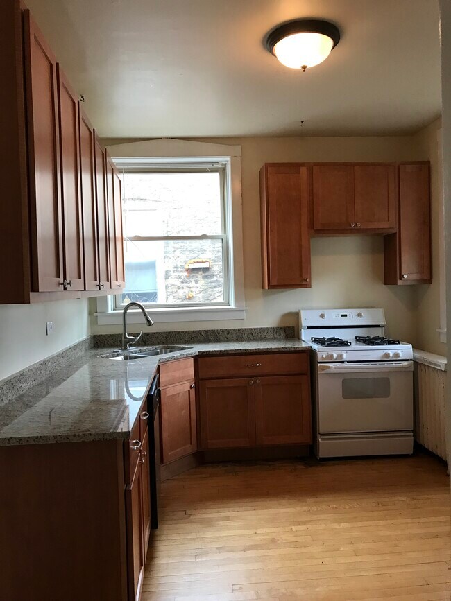 Building Photo - 6438 N Lakewood Ave