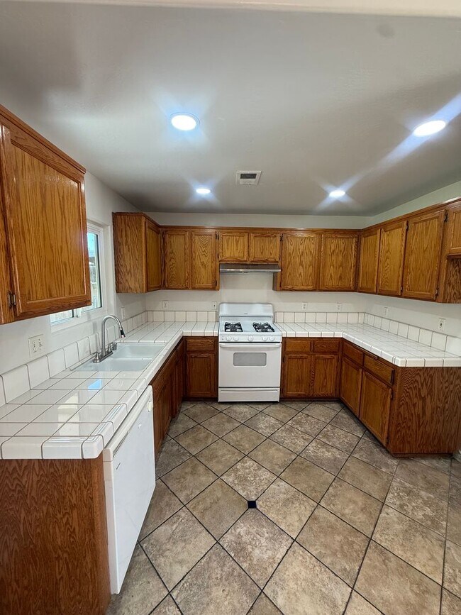 Foto del edificio - charming 3-bedroom, 2-bath home
