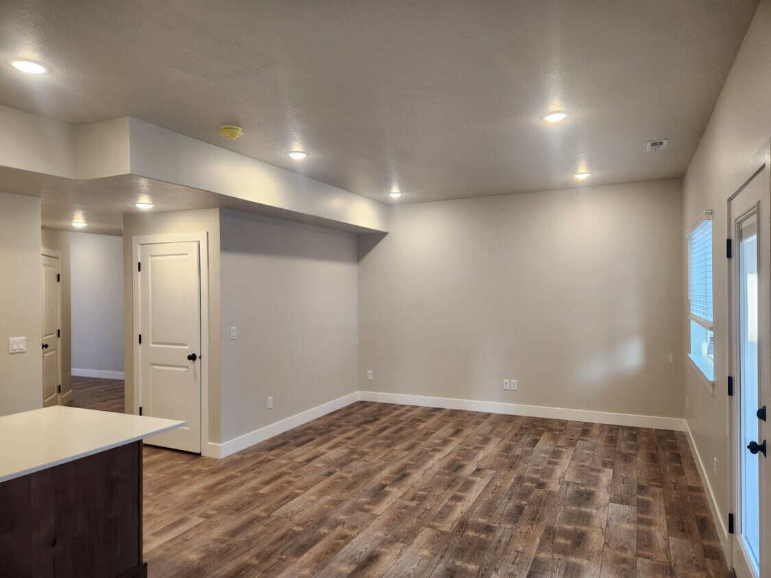 Primary Photo - 1204 W Canterbury Cir