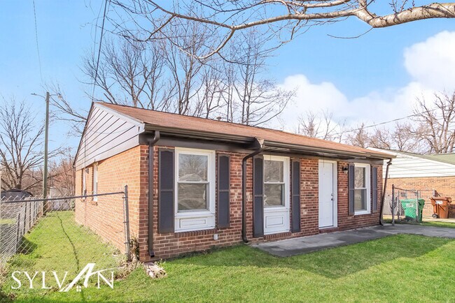 Building Photo - Come view this charming 3BR 1BA brick home