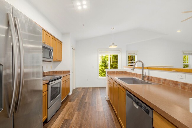 Building Photo - Spacious 3BD 2BA Top Floor Condominium wit...