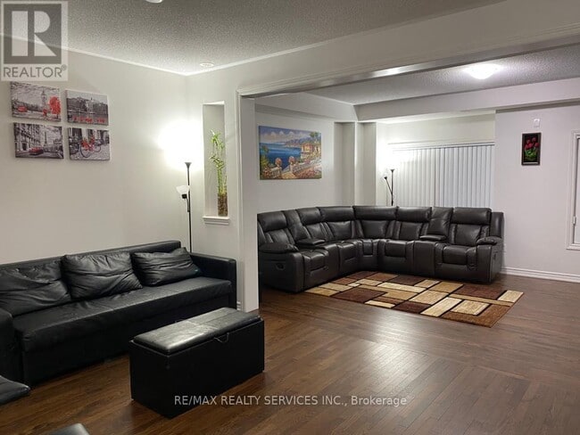 Building Photo - 3160 Boxford Cres