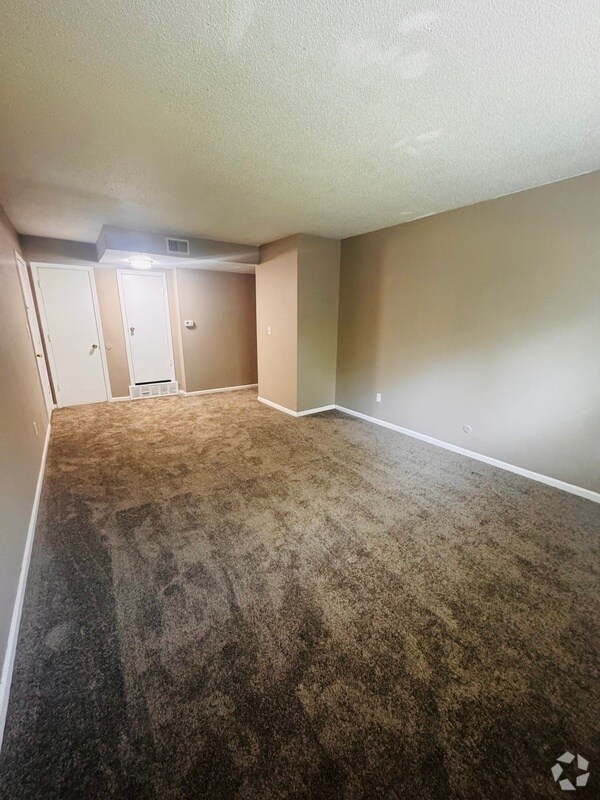 Building Photo - 1415 W Maple Ave