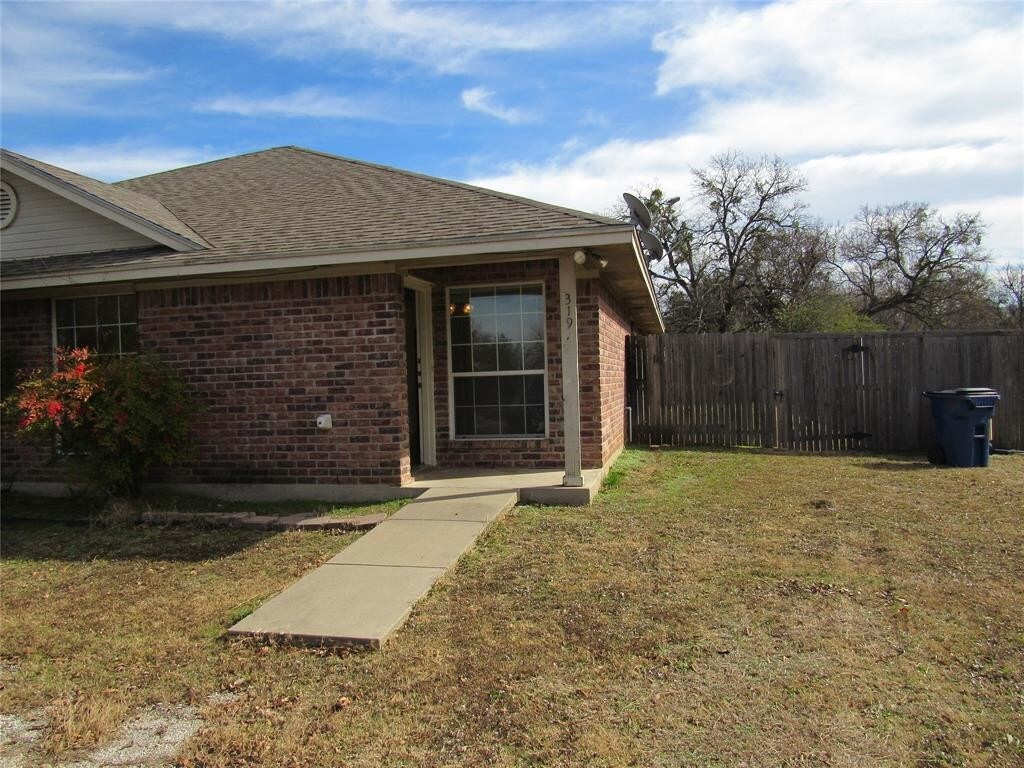 319 S 1st St, Krum, TX 76249 Townhome Rentals in Krum TX