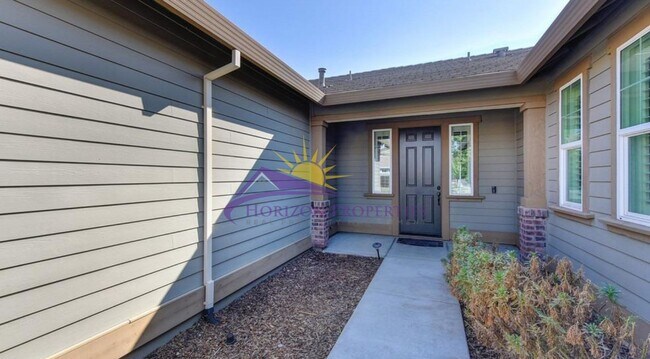 Building Photo - Beautiful 3 Bed 2.5 Bath 1,983sqft single family home with New LVP Flooring & 3-Car Garage in Ana...