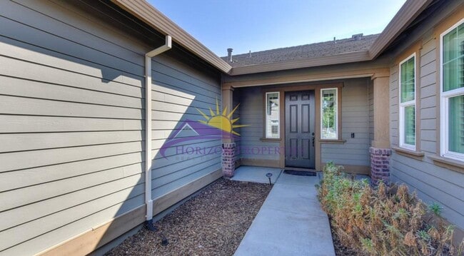 Foto del edificio - Beautiful 3 Bed 2.5 Bath 1,983sqft single family home with New LVP Flooring & 3-Car Garage in Ana...