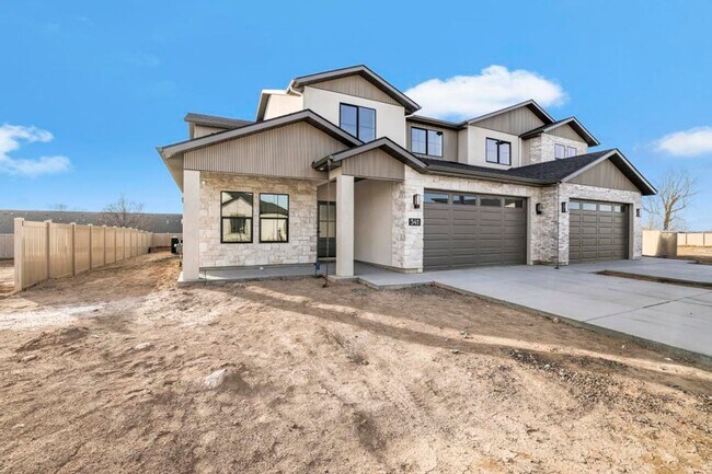 Building Photo - 541 Cyn Fls Dr
