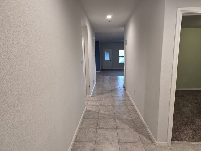 Building Photo - 3128 Winoak Dr