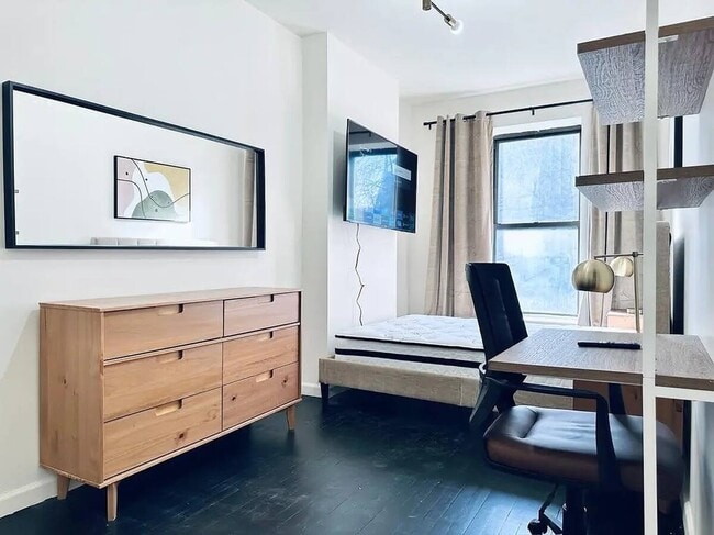 Building Photo - HUGE Room, 3 blocks to Prospect Park, HDTV #471
