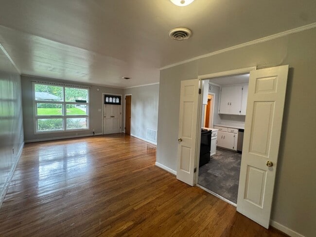 Building Photo - 1143 Lakewood Dr