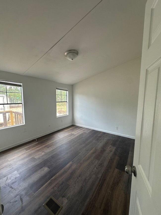 Building Photo - Recently Remodeled 3 Bed 2 Bath Home off O...