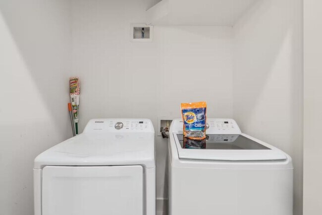 Foto del edificio - Luxury 1 Bedroom + Flex Space | 2 Full Baths | 975 Sq. Ft. | The Cedars, Dallas