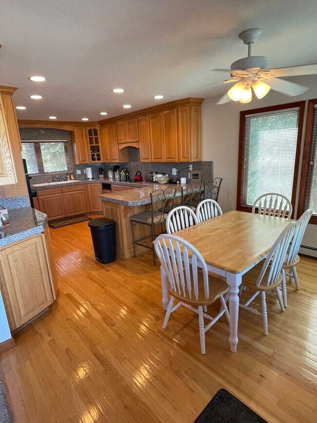 Foto del edificio - Large fully furnished beautiful home w/ boat dock avail. for a longterm lease or seasonal lease! ...