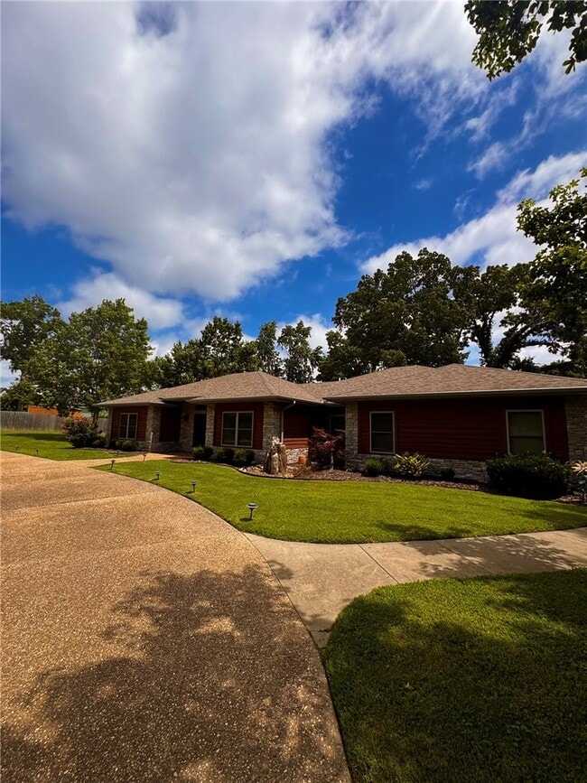 Foto del edificio - 723 N Lakeview Dr