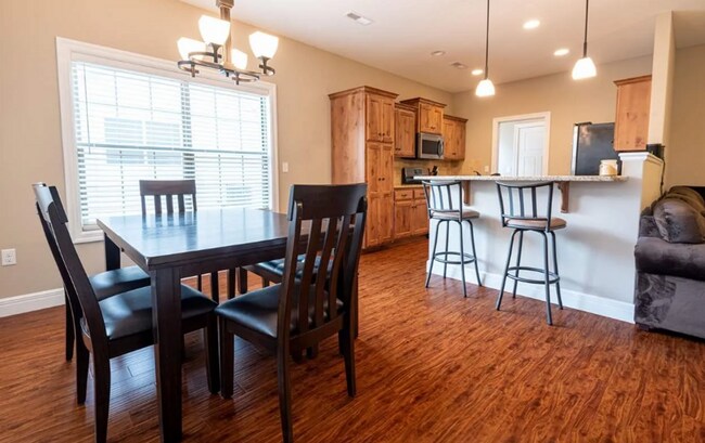 Foto del edificio - BEAUTIFUL HOME ON WEST SIDE!! SCREENED IN PATIO! FENCED IN YARD!