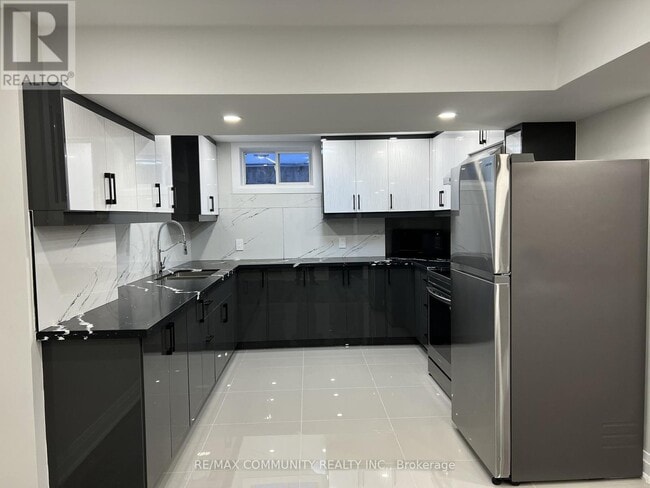 Building Photo - 21 Hazeldine Dr