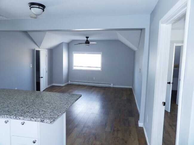 Foto del edificio - 1 Bed + Extra Room Upper Level Unit in East Harriet Duplex