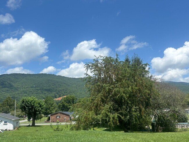 Foto del edificio - 109 Ed Davis Rd