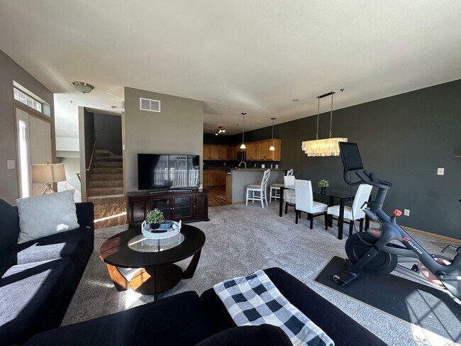 Building Photo - Spacious Townhouse Style Condo!
