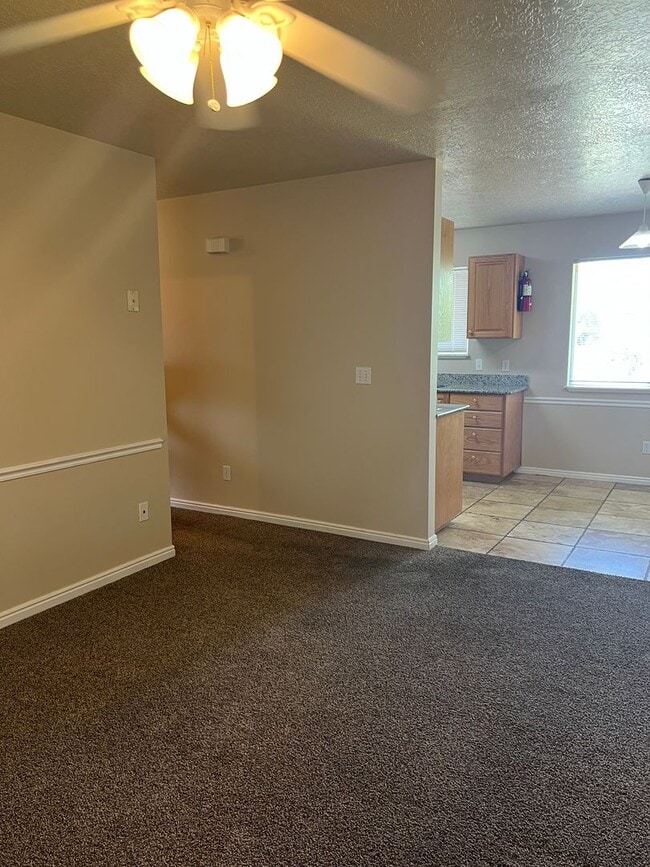Building Photo - Brentwood Upper Level Condo - 2 Bed, 1 Bath with Washer/Dryer and Optix Internet!