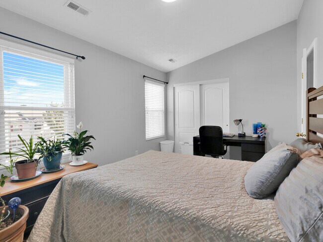 Foto del edificio - 374 E Braidhill Dr