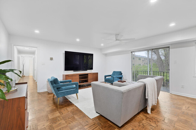 Foto del edificio - 10613 Montrose Ave