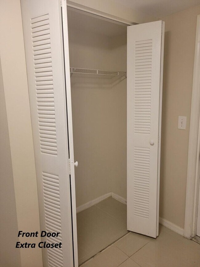 Building Photo - 1400 Crestwood Ct S